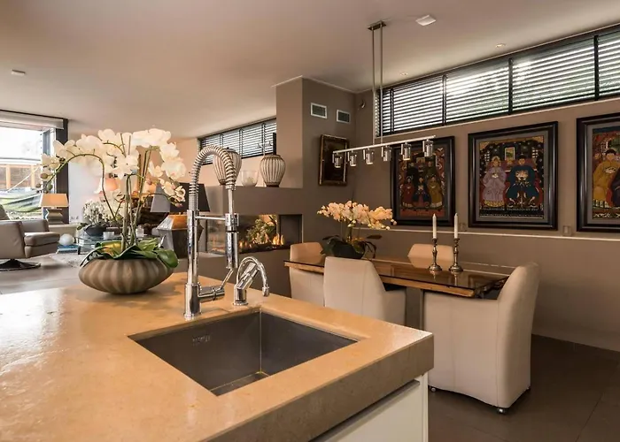 Executive Houseboat-apartment Sumatra *