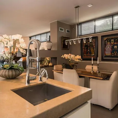 Executive Houseboat-apartment Sumatra *